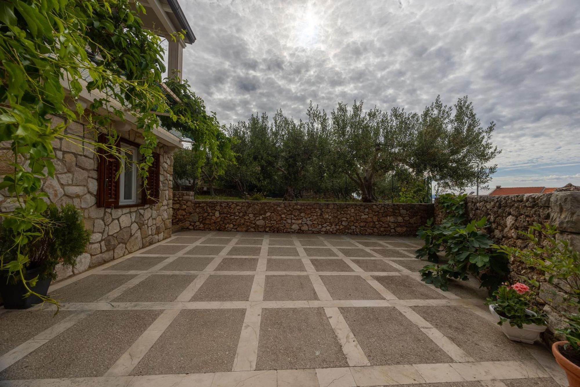 Apartments And Rooms Lea Bol Exterior foto