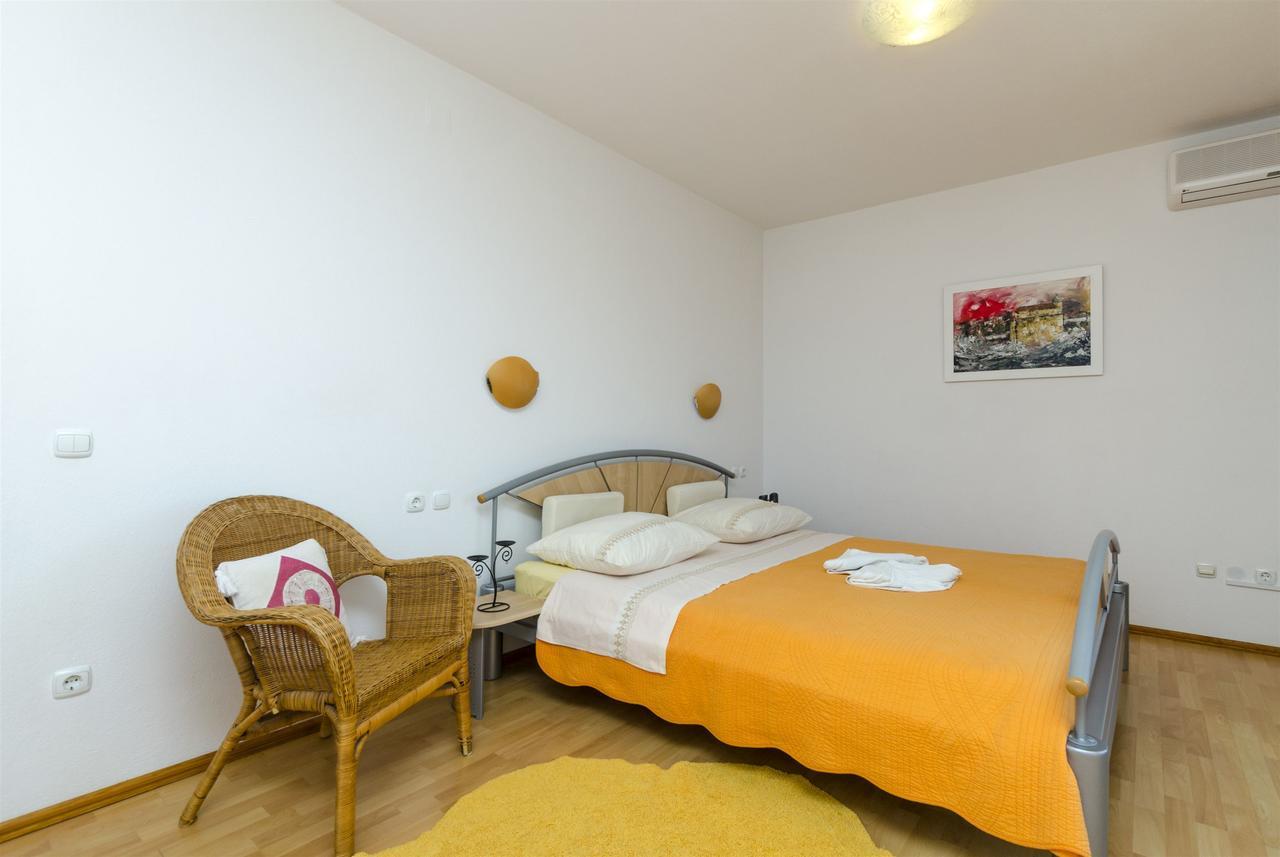 Apartments And Rooms Lea Bol Exterior foto